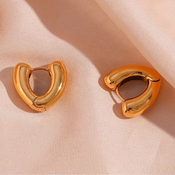 New 18K Chunky Hollow Heart Shape Huggies Earrings, cute Earrings, wow Earrings - Picture 4 of 8